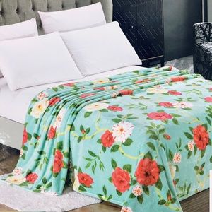 Pink and white Roses Micro Plush Throw Blanket